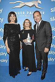 Ilse Aigner, Senta Berger (Ehrenpreisträgerin), Carsten Schmidt (Vorsitzender Geschäftsführer Sky Deutschland) Der Blaue Panther – 28. Bayerischer Fernsehpreis im Prinzregententheater in München am 03.06.2016 Agency People Image(c.) Michael Tinnefeld